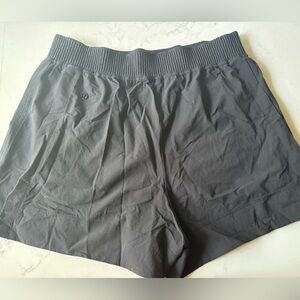 Lululemon size 8 Stretch Woven Relaxed-Fit High Rise Short 4”